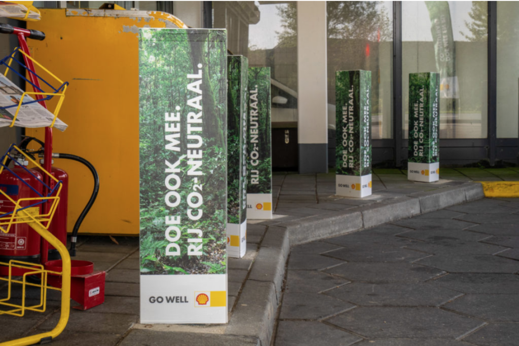 Greenwashing Shell: net doen of ze genoeg bomen planten de CO2-uitstoot van fossiele brandstof te compenseren.