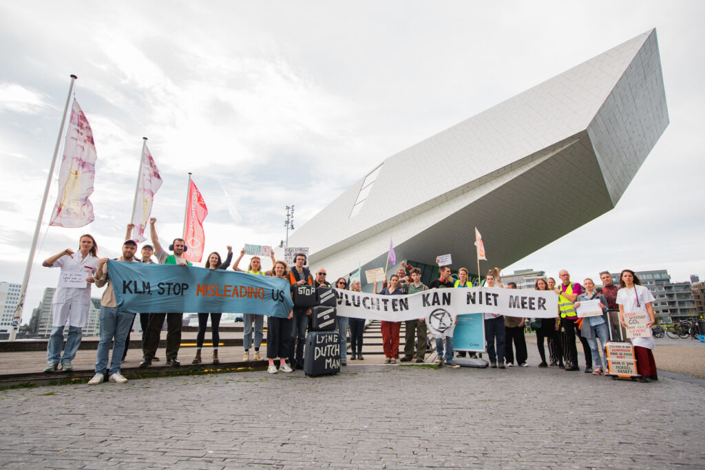 Demonstranten voor Filmmuseum Eye tijdens een avond voor KLM-veelvliegers